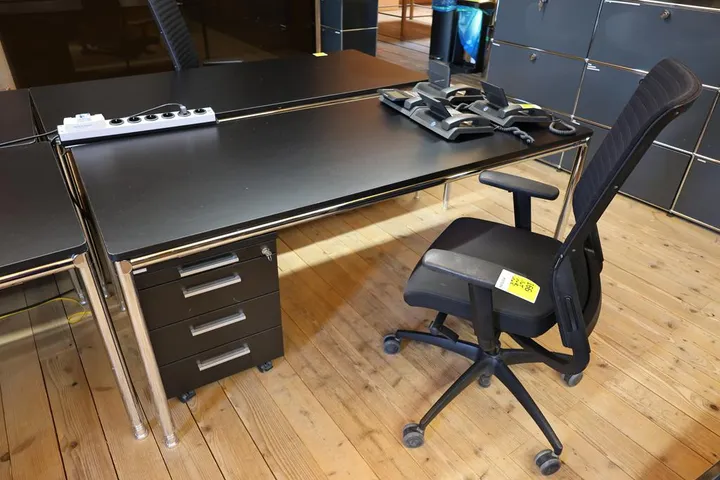 1 x Bosse Bürotisch 1 x Palmberg Rollcontainer 1 x Bürostuhl Maße: 180 x 80 x 72 cm
